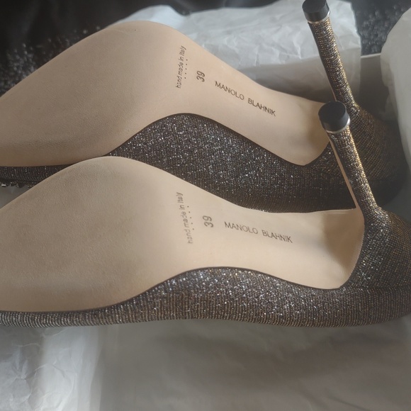 Manolo Blahnnik's Gold/Bronze heels - Picture 11 of 13